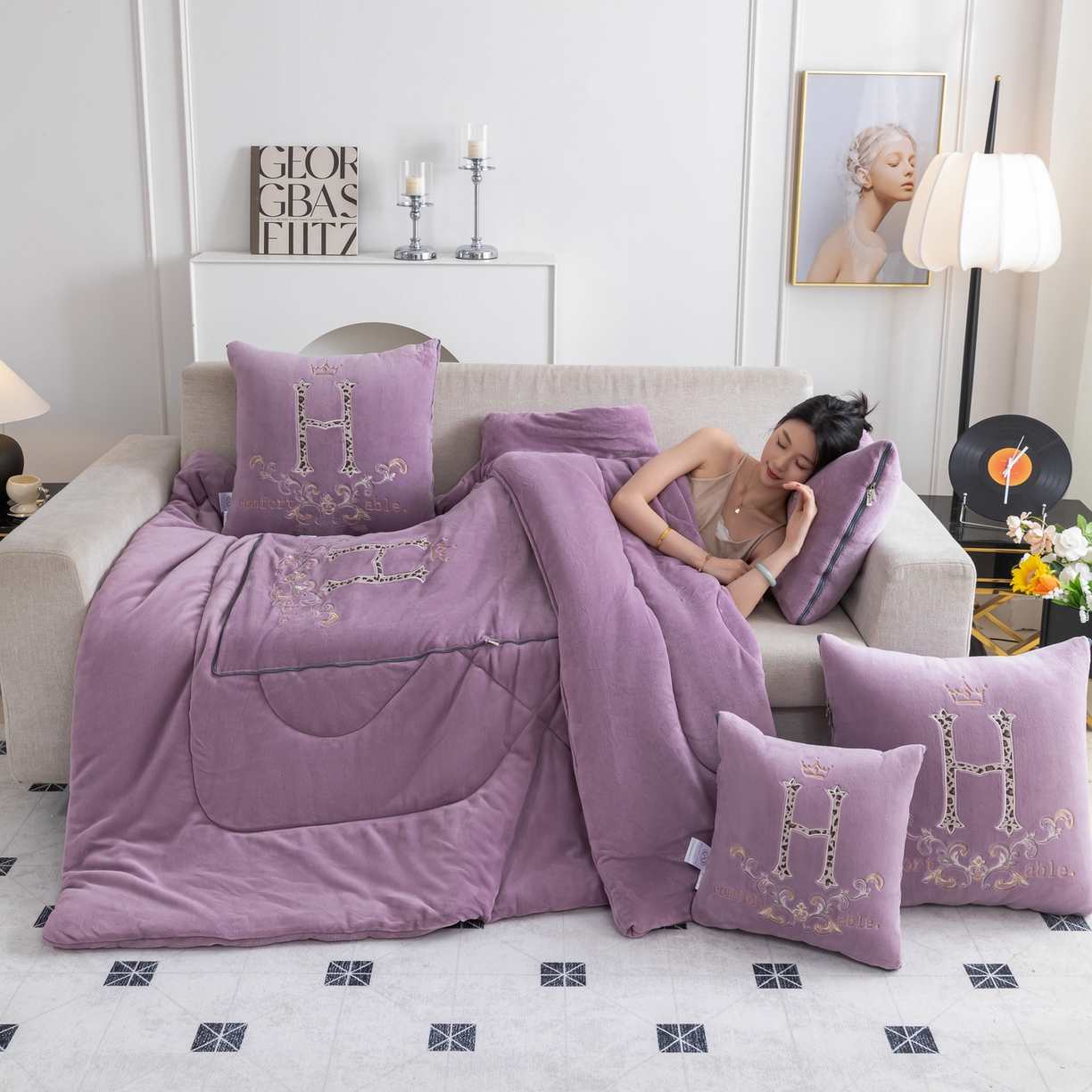 91家纺网 家纺一手货源 找家纺 照世家纺 2025新款牛奶绒简约复古款抱枕被 香芋紫