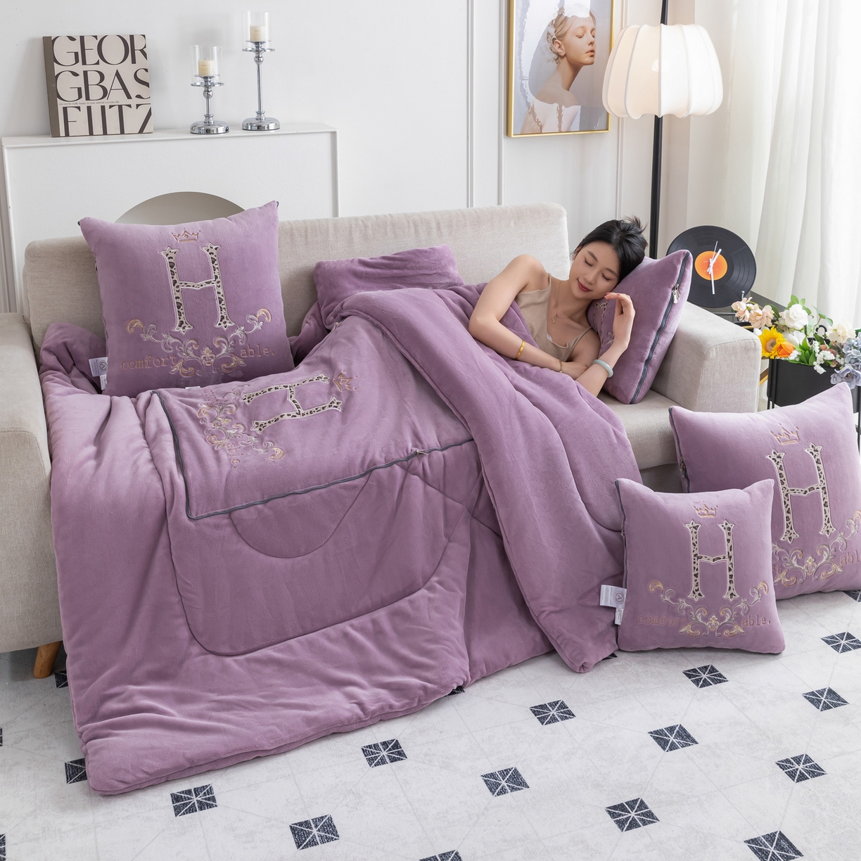 91家纺网 家纺一手货源 找家纺 照世家纺 2025新款牛奶绒简约复古款抱枕被 香芋紫