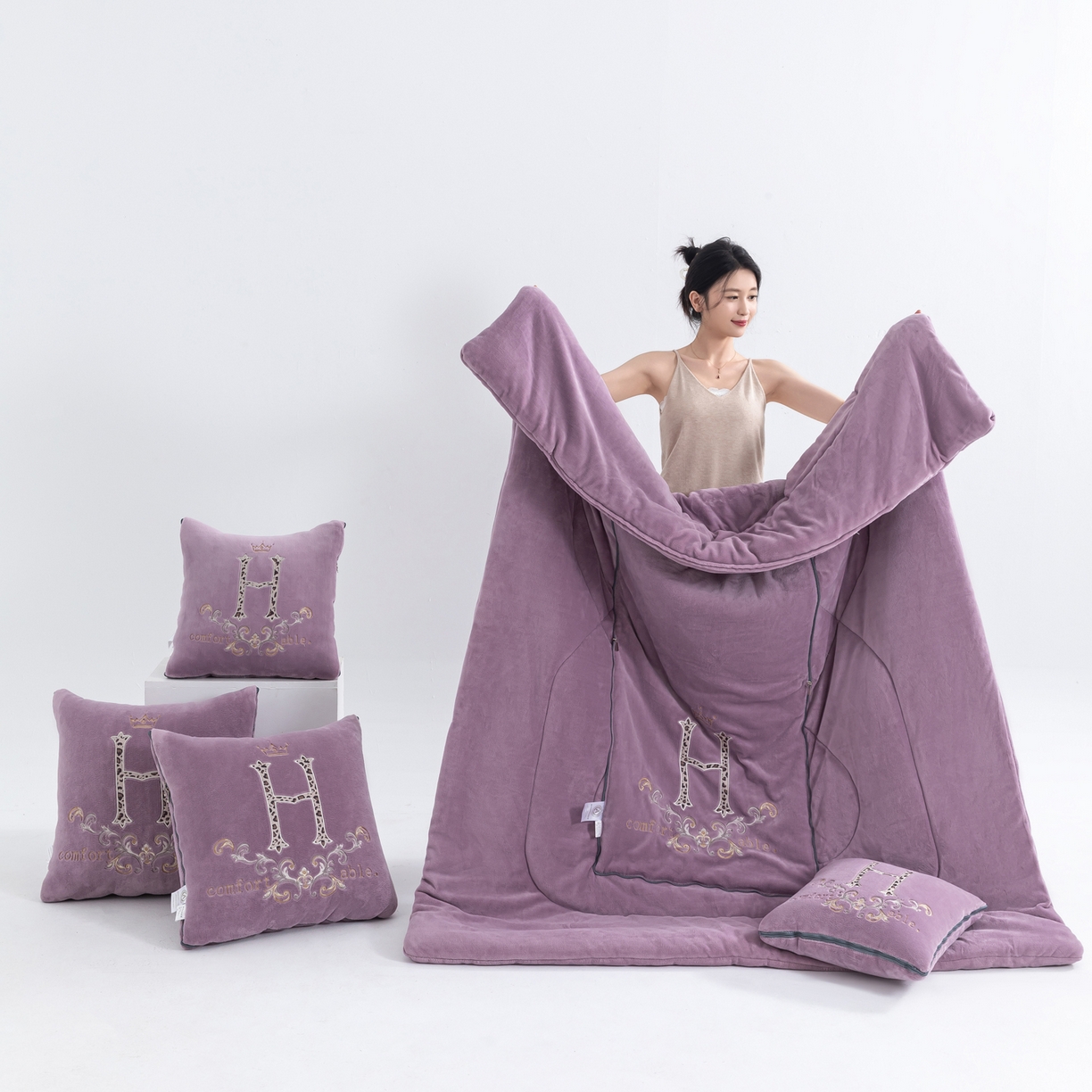 91家纺网 家纺一手货源 找家纺 照世家纺 2025新款牛奶绒简约复古款抱枕被 香芋紫