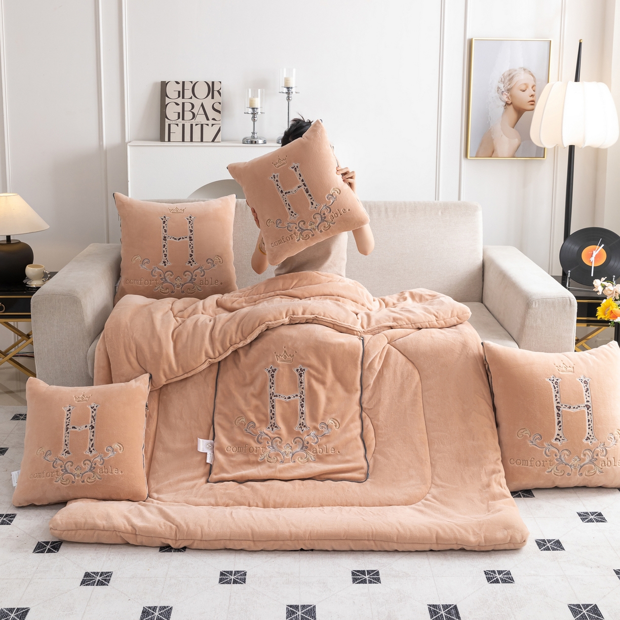 91家纺网 家纺一手货源 找家纺 照世家纺 2025新款牛奶绒简约复古款抱枕被 杏粉