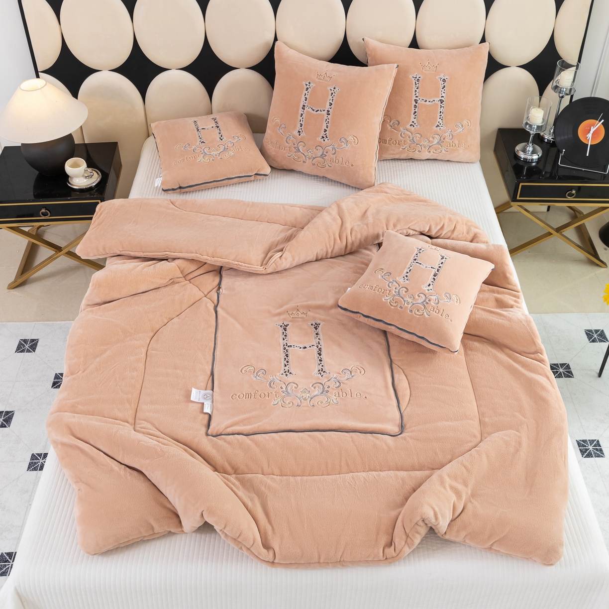 91家纺网 家纺一手货源 找家纺 照世家纺 2025新款牛奶绒简约复古款抱枕被 杏粉