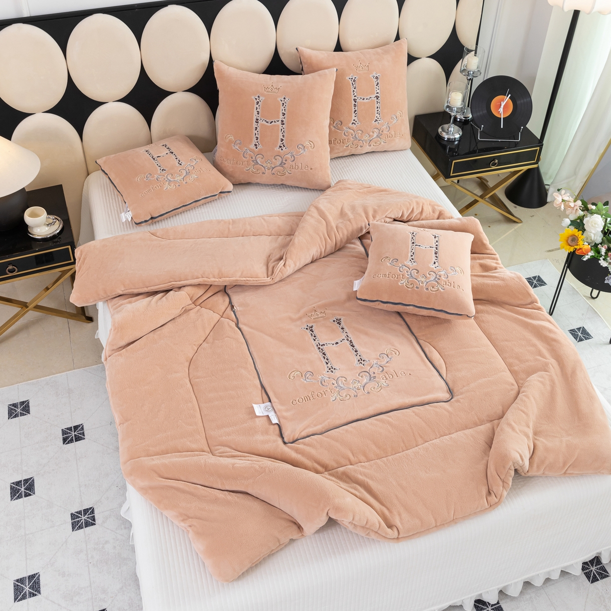 91家纺网 家纺一手货源 找家纺 照世家纺 2025新款牛奶绒简约复古款抱枕被 杏粉