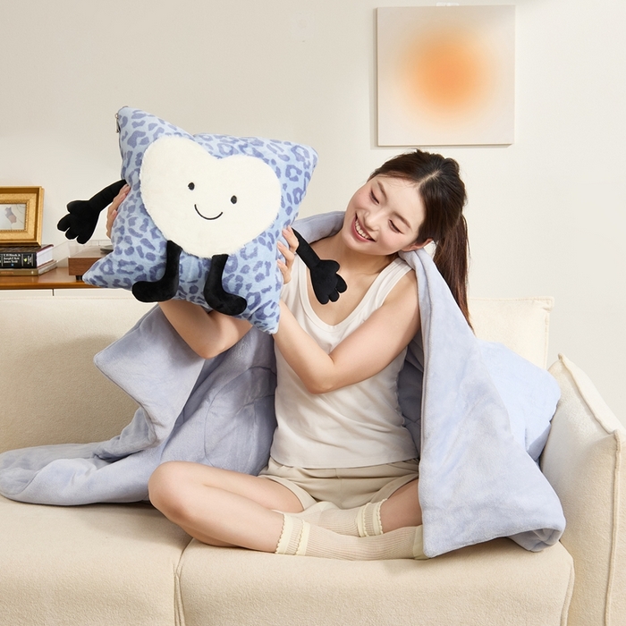 91家纺网 家纺一手货源 找家纺 多米家居 2025新款牛奶绒请开心抱枕被-Jellylove系列 Jellylove-豹豹蓝