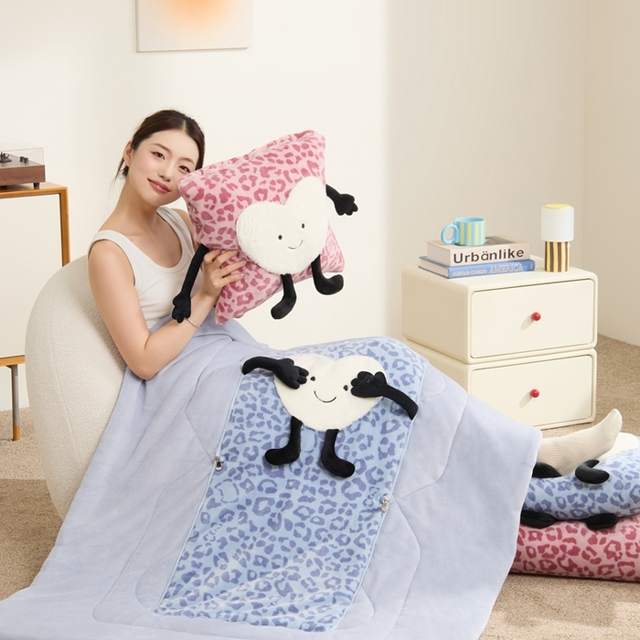 91家纺网 家纺一手货源 找家纺 多米家居 2025新款牛奶绒请开心抱枕被-Jellylove系列 组合图仅供参考不可下单