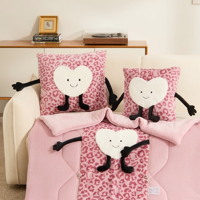 91家纺网 家纺一手货源 找家纺 多米家居 2025新款牛奶绒请开心抱枕被-Jellylove系列 Jellylove-豹豹粉