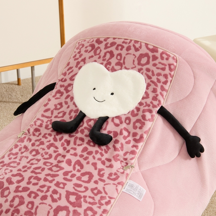 91家纺网 家纺一手货源 找家纺 多米家居 2025新款牛奶绒请开心抱枕被-Jellylove系列 Jellylove-豹豹粉