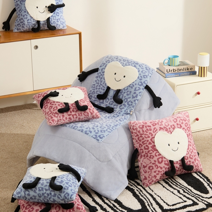 91家纺网 家纺一手货源 找家纺 多米家居 2025新款牛奶绒请开心抱枕被-Jellylove系列 组合图仅供参考不可下单