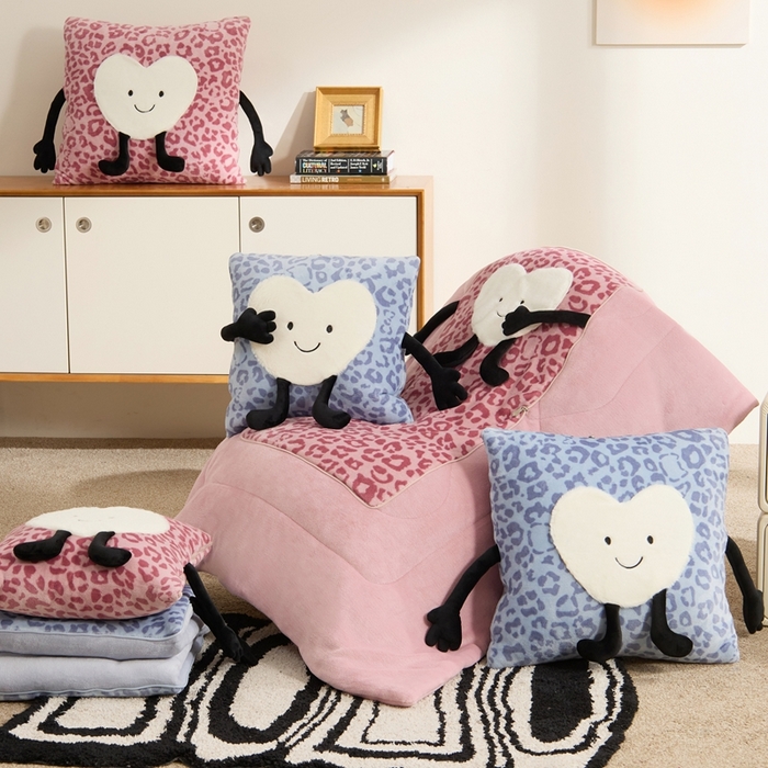 91家纺网 家纺一手货源 找家纺 多米家居 2025新款牛奶绒请开心抱枕被-Jellylove系列 组合图仅供参考不可下单