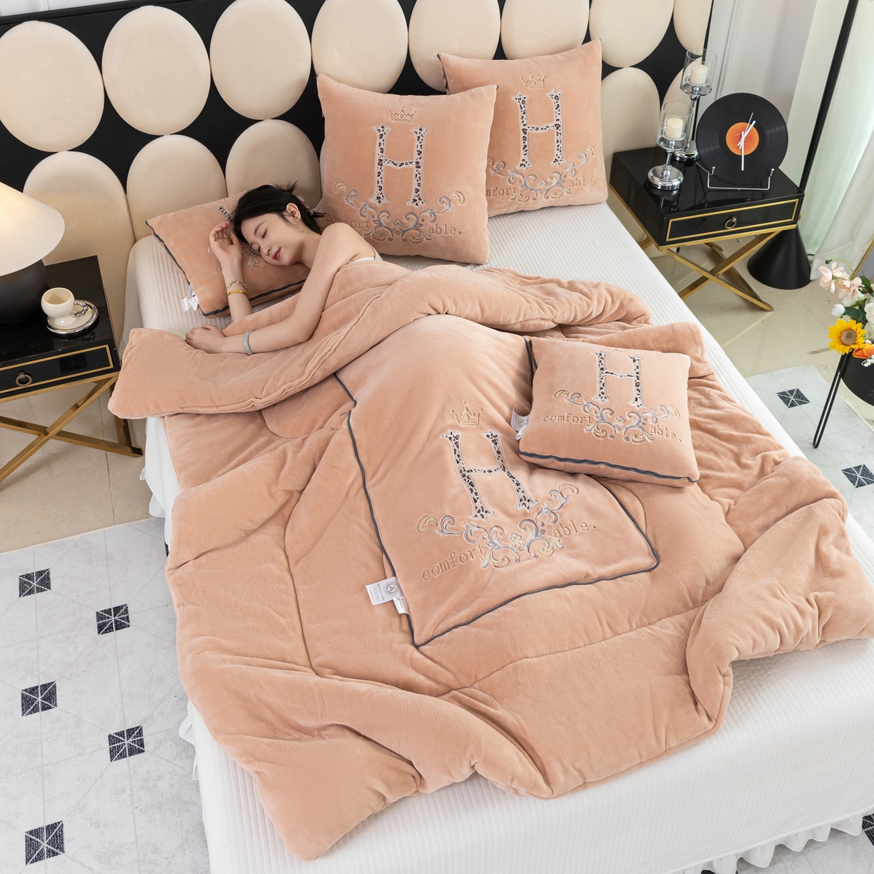 91家纺网 家纺一手货源 找家纺 照世家纺 2025新款牛奶绒简约复古款抱枕被 杏粉