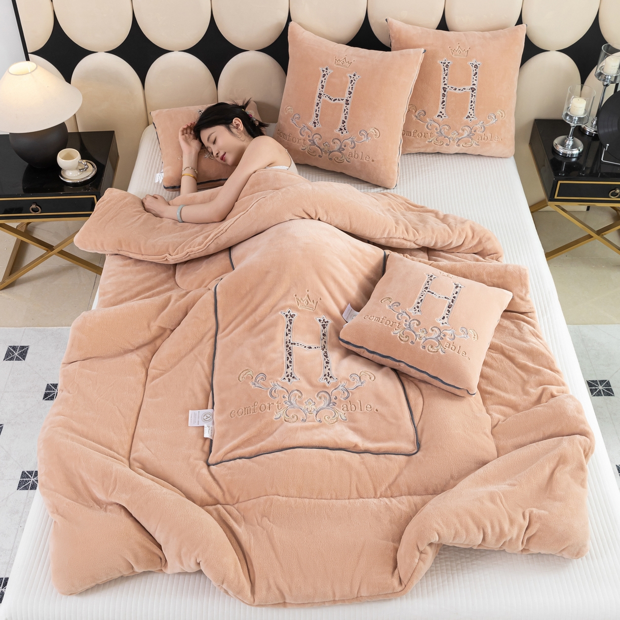 91家纺网 家纺一手货源 找家纺 照世家纺 2025新款牛奶绒简约复古款抱枕被 杏粉