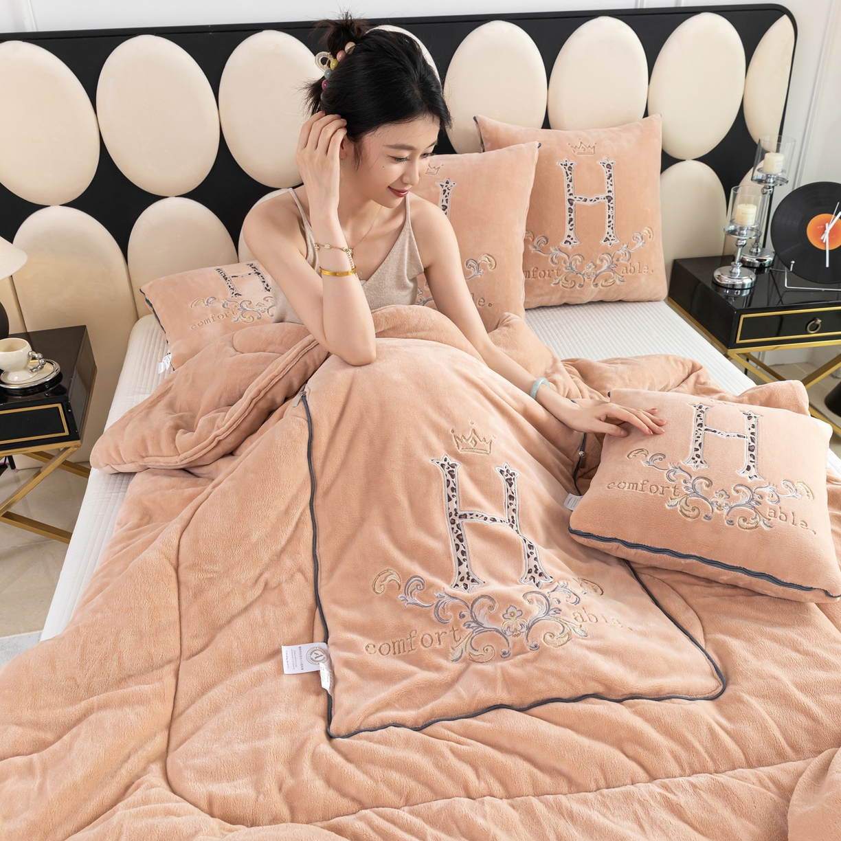 91家纺网 家纺一手货源 找家纺 照世家纺 2025新款牛奶绒简约复古款抱枕被 杏粉