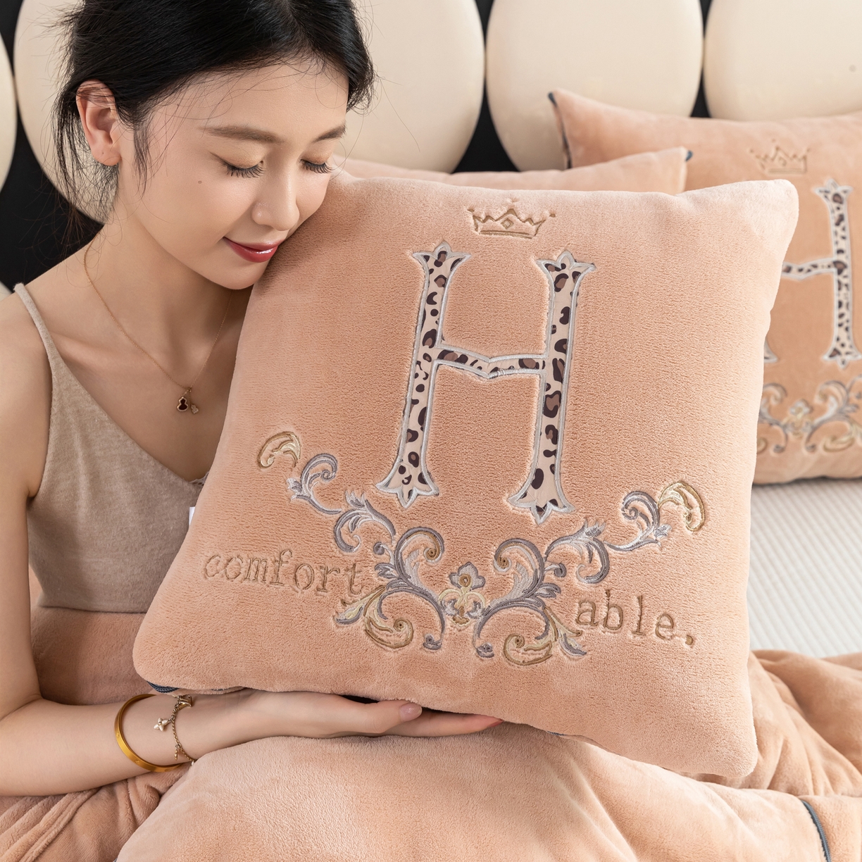 91家纺网 家纺一手货源 找家纺 照世家纺 2025新款牛奶绒简约复古款抱枕被 杏粉