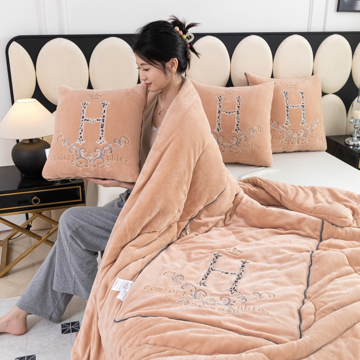 91家纺网 家纺一手货源 找家纺 照世家纺 2025新款牛奶绒简约复古款抱枕被 杏粉