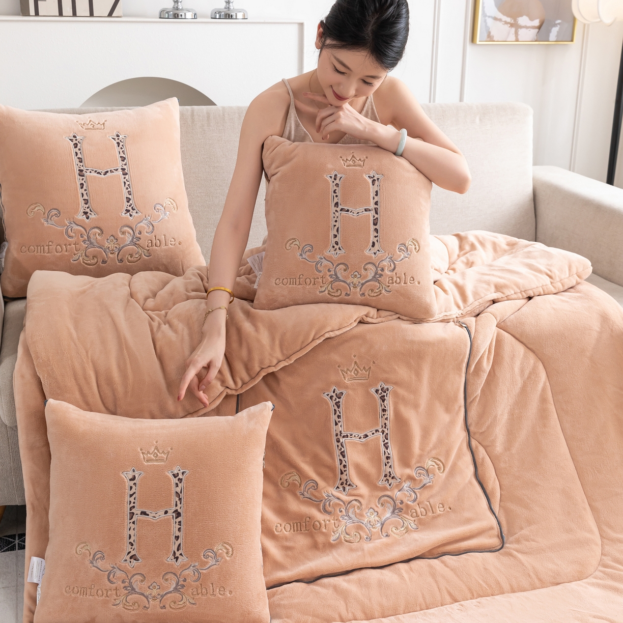 91家纺网 家纺一手货源 找家纺 照世家纺 2025新款牛奶绒简约复古款抱枕被 杏粉