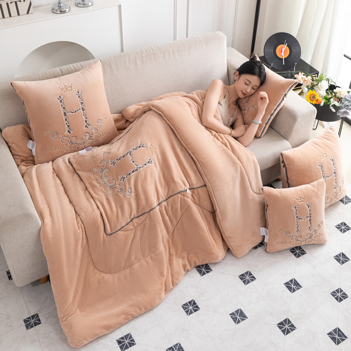 91家纺网 家纺一手货源 找家纺 照世家纺 2025新款牛奶绒简约复古款抱枕被 杏粉