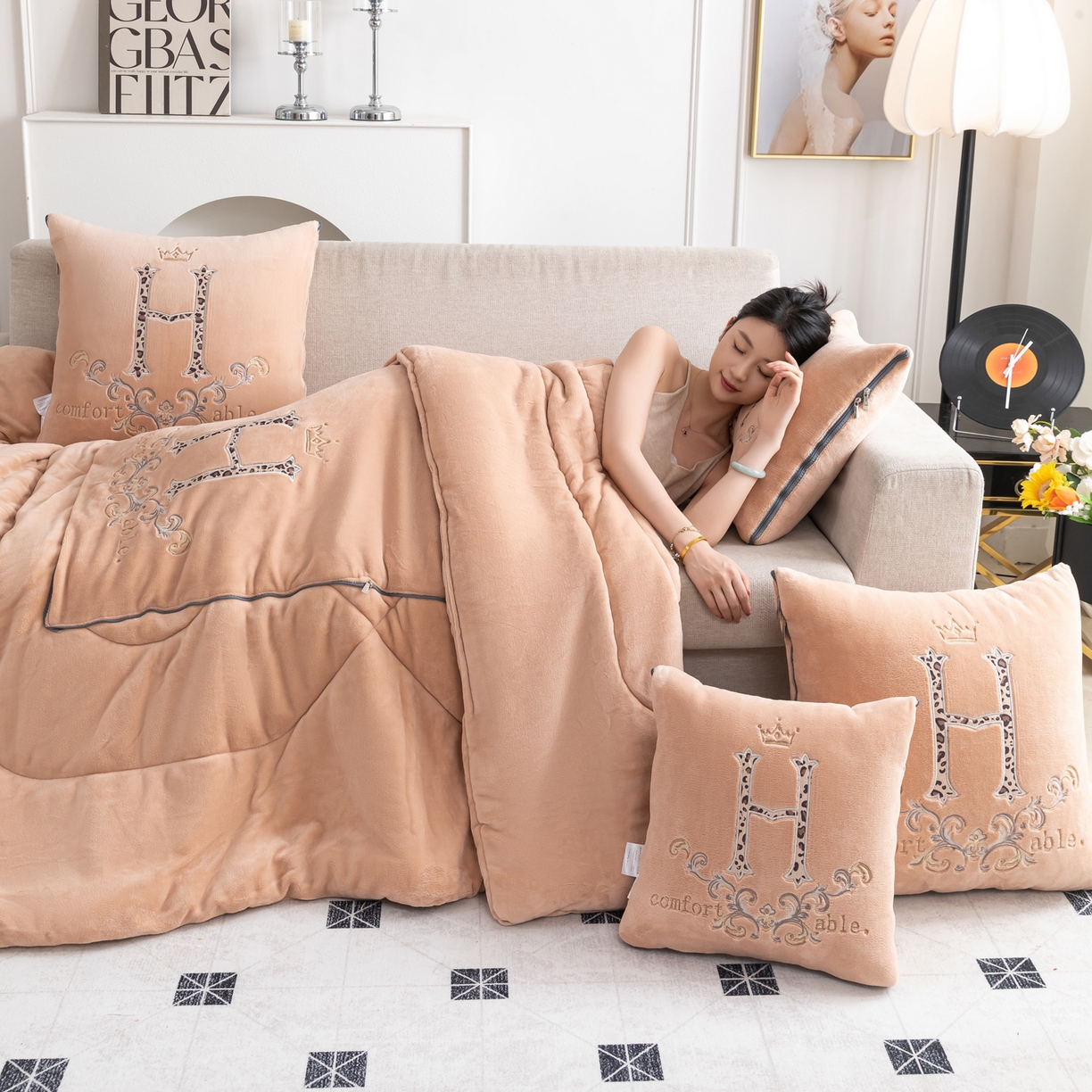 91家纺网 家纺一手货源 找家纺 照世家纺 2025新款牛奶绒简约复古款抱枕被 杏粉