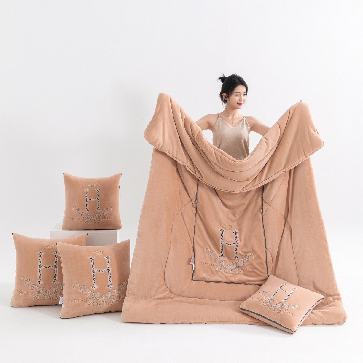 91家纺网 家纺一手货源 找家纺 照世家纺 2025新款牛奶绒简约复古款抱枕被 杏粉