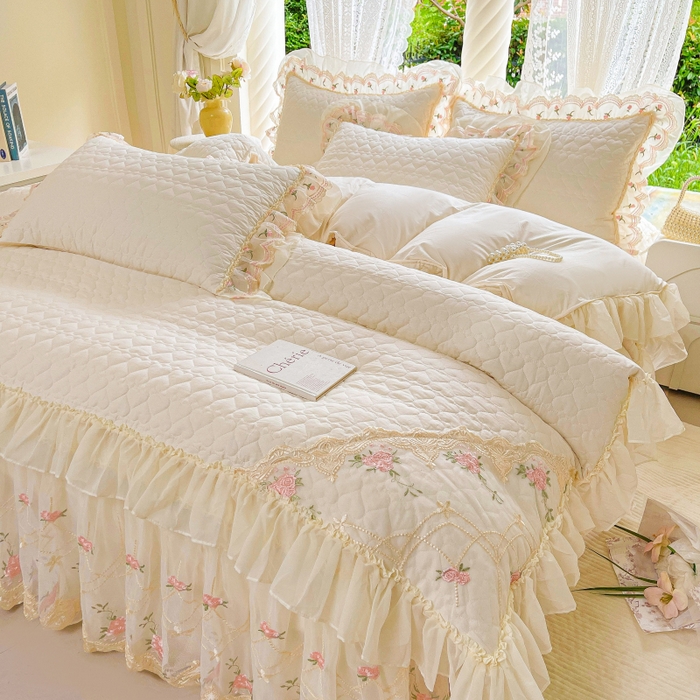 91家纺网 家纺一手货源 找家纺 （总）罗艺轩 2025新款全棉蕾丝刺绣床裙四件套-小香玫瑰（1.5标 控价298起 1.8标 控价303起 1.8加大 控价313起 1.8*2.2标控价308起 1.8*2.2加大 控价318起 2