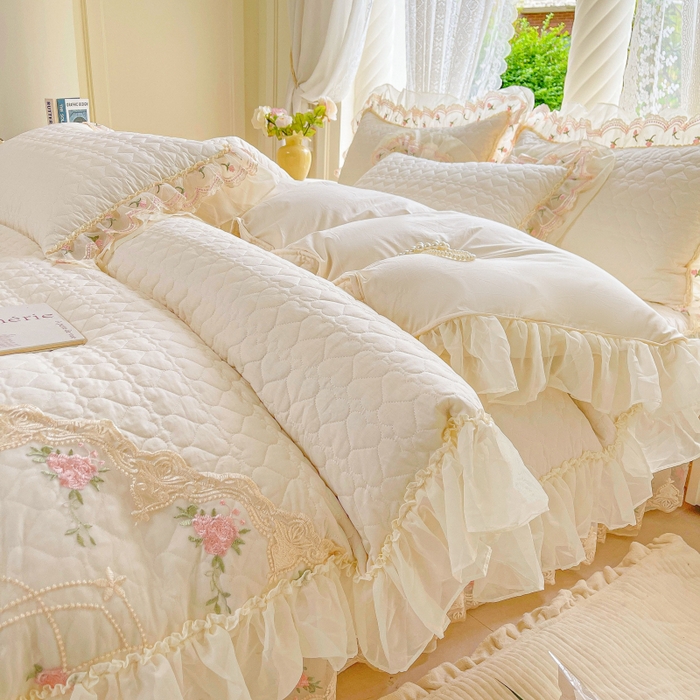 91家纺网 家纺一手货源 找家纺 （总）罗艺轩 2025新款全棉蕾丝刺绣床裙四件套-小香玫瑰（1.5标 控价298起 1.8标 控价303起 1.8加大 控价313起 1.8*2.2标控价308起 1.8*2.2加大 控价318起 2