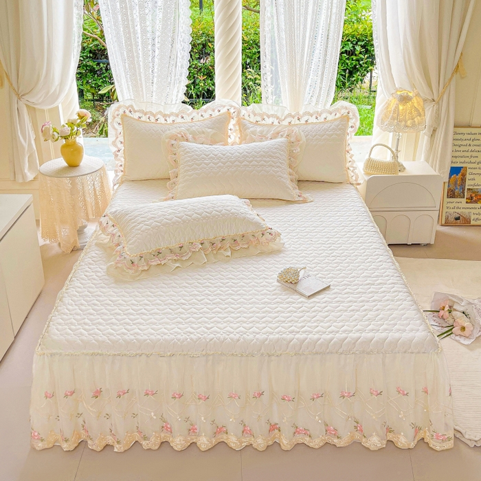 91家纺网 家纺一手货源 找家纺 （总）罗艺轩 2025新款全棉蕾丝刺绣床裙四件套-小香玫瑰（1.5标 控价298起 1.8标 控价303起 1.8加大 控价313起 1.8*2.2标控价308起 1.8*2.2加大 控价318起 2