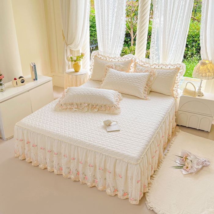 91家纺网 家纺一手货源 找家纺 （总）罗艺轩 2025新款全棉蕾丝刺绣床裙四件套-小香玫瑰（1.5标 控价298起 1.8标 控价303起 1.8加大 控价313起 1.8*2.2标控价308起 1.8*2.2加大 控价318起 2