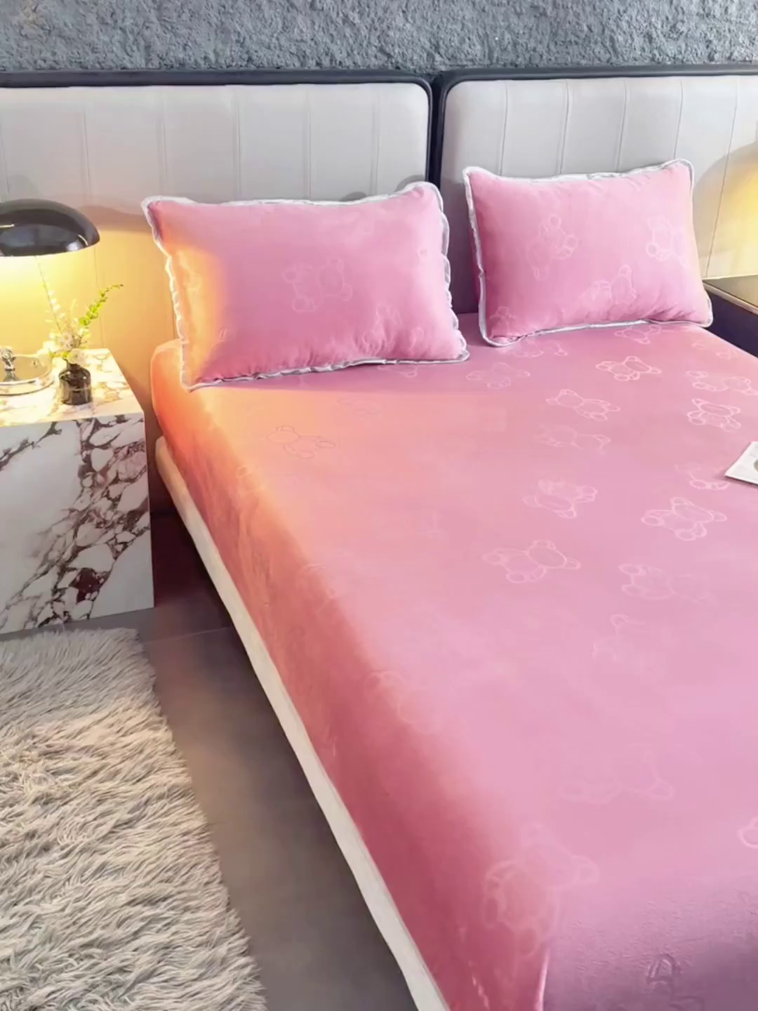 91家纺网 家纺一手货源 找家纺 （总）推推家纺 2025新款高克重雕花水晶绒压花床笠外贸