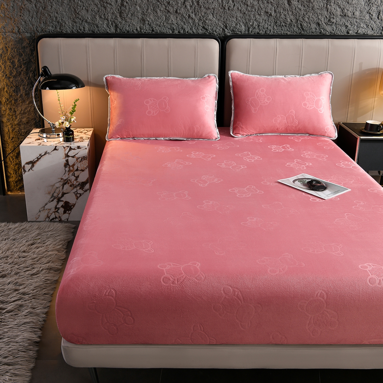 91家纺网 家纺一手货源 找家纺 （总）推推家纺 2025新款高克重雕花水晶绒压花床笠外贸