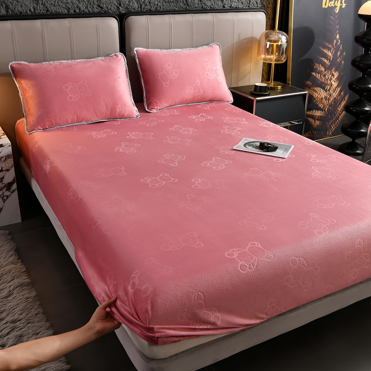 91家纺网 家纺一手货源 找家纺 （总）推推家纺 2025新款高克重雕花水晶绒压花床笠外贸