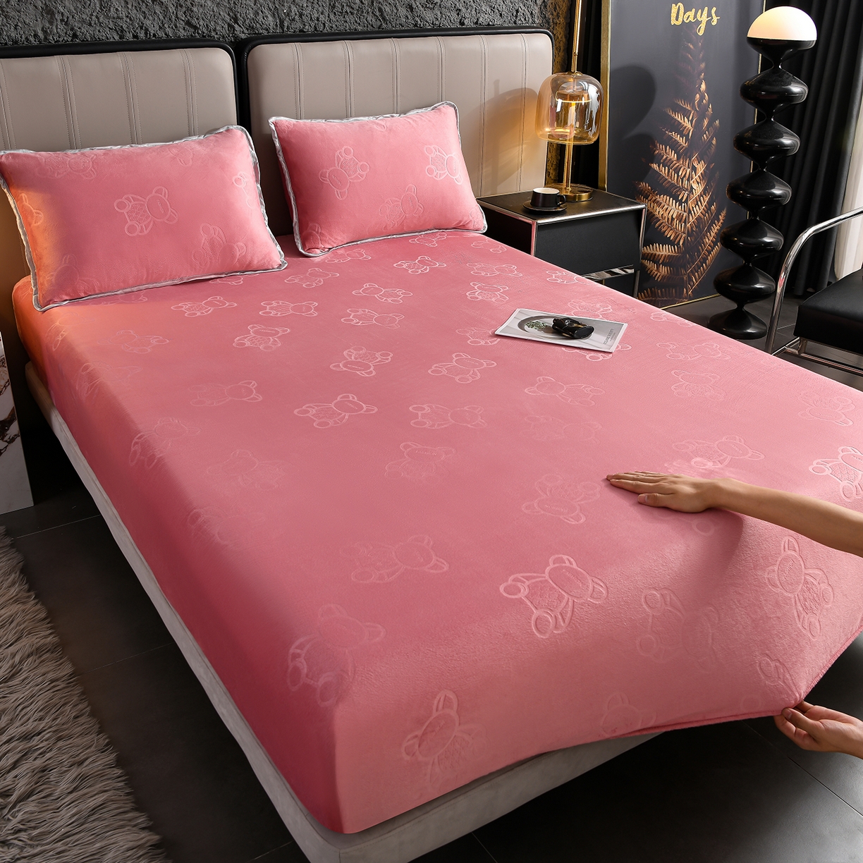 91家纺网 家纺一手货源 找家纺 （总）推推家纺 2025新款高克重雕花水晶绒压花床笠外贸