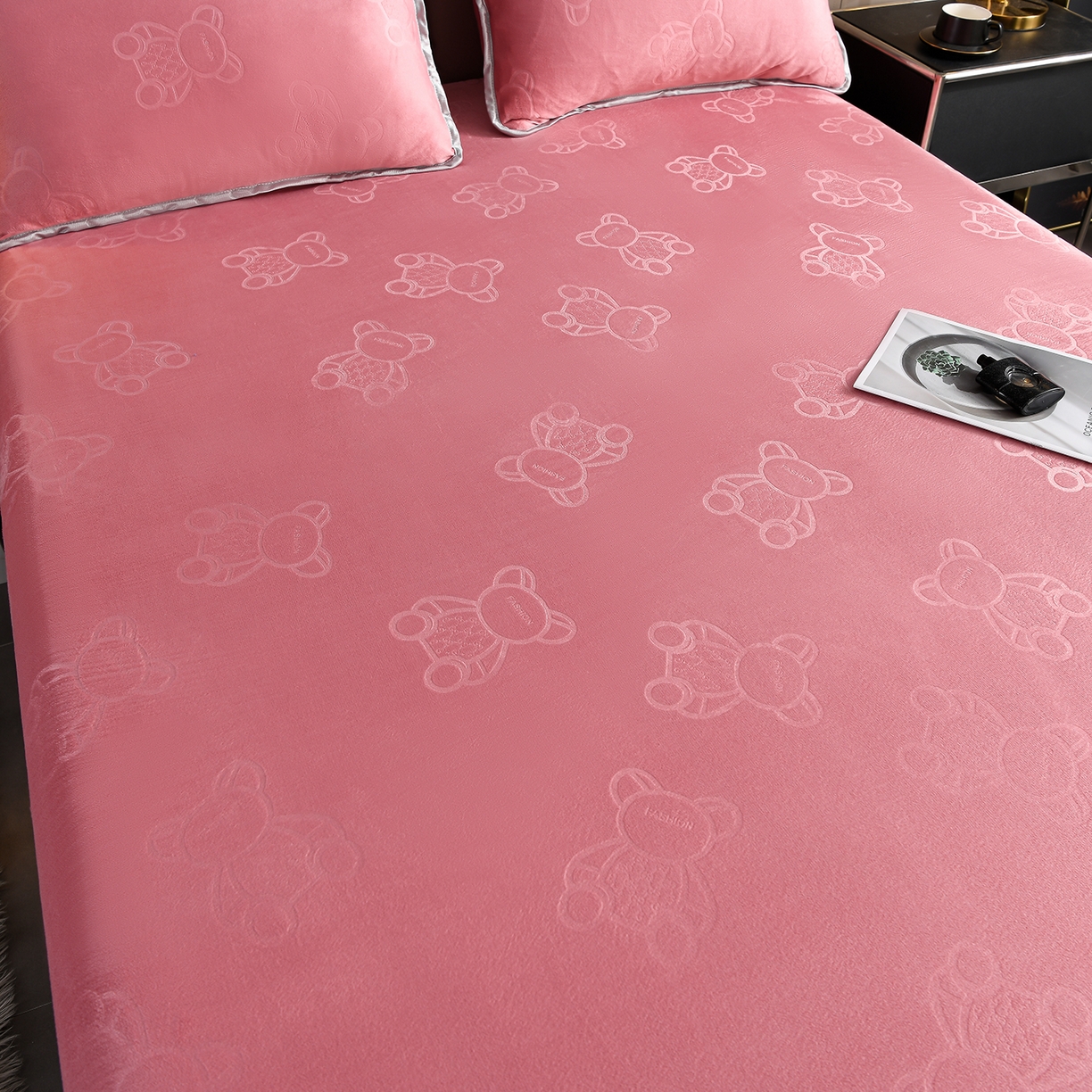 91家纺网 家纺一手货源 找家纺 （总）推推家纺 2025新款高克重雕花水晶绒压花床笠外贸