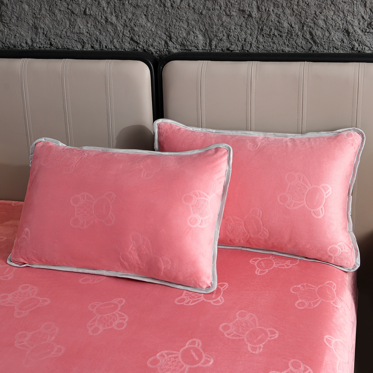 91家纺网 家纺一手货源 找家纺 （总）推推家纺 2025新款高克重雕花水晶绒压花床笠外贸