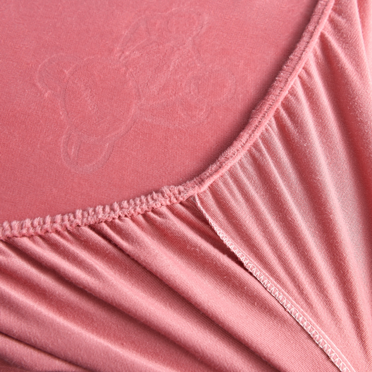 91家纺网 家纺一手货源 找家纺 （总）推推家纺 2025新款高克重雕花水晶绒压花床笠外贸