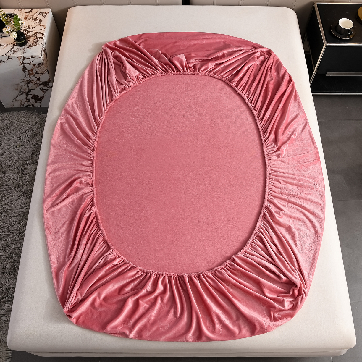 91家纺网 家纺一手货源 找家纺 （总）推推家纺 2025新款高克重雕花水晶绒压花床笠外贸