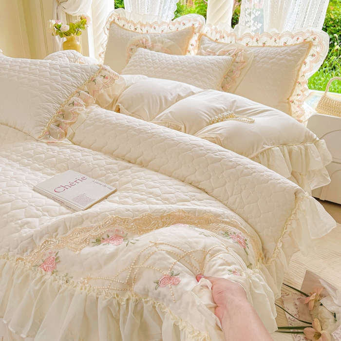 91家纺网 家纺一手货源 找家纺 罗艺轩 2025新款全棉蕾丝刺绣床裙四件套-小香玫瑰 小香玫瑰-奶白