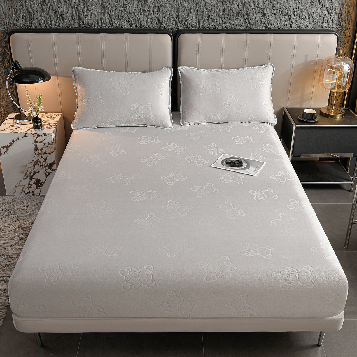 91家纺网 家纺一手货源 找家纺 （总）推推家纺 2025新款高克重雕花水晶绒压花床笠外贸