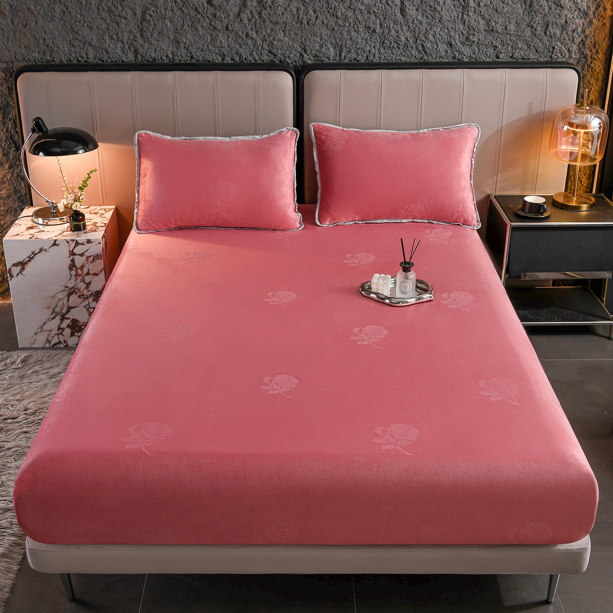 91家纺网 家纺一手货源 找家纺 （总）推推家纺 2025新款高克重雕花水晶绒压花床笠外贸