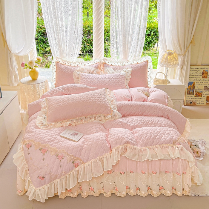 91家纺网 家纺一手货源 找家纺 罗艺轩 2025新款全棉蕾丝刺绣床裙四件套-小香玫瑰 小香玫瑰-粉色