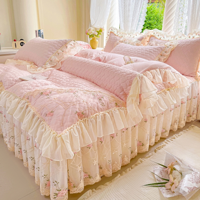 91家纺网 家纺一手货源 找家纺 罗艺轩 2025新款全棉蕾丝刺绣床裙四件套-小香玫瑰 小香玫瑰-粉色