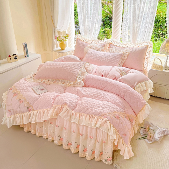 91家纺网 家纺一手货源 找家纺 罗艺轩 2025新款全棉蕾丝刺绣床裙四件套-小香玫瑰 小香玫瑰-粉色