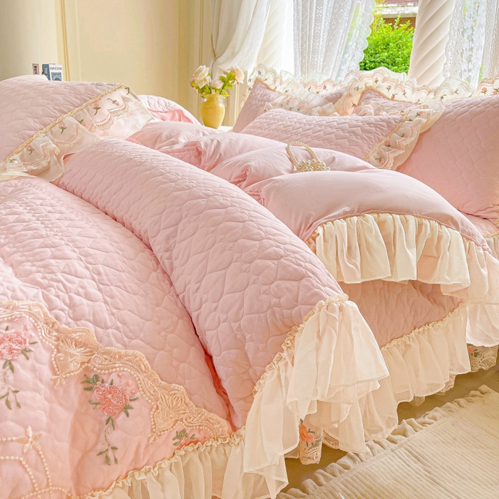 91家纺网 家纺一手货源 找家纺 罗艺轩 2025新款全棉蕾丝刺绣床裙四件套-小香玫瑰 小香玫瑰-粉色