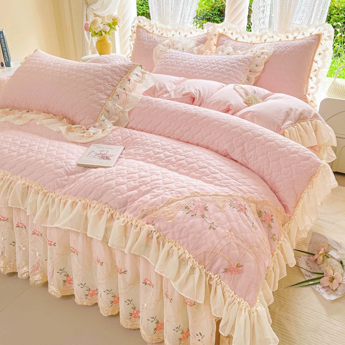 91家纺网 家纺一手货源 找家纺 罗艺轩 2025新款全棉蕾丝刺绣床裙四件套-小香玫瑰 小香玫瑰-粉色