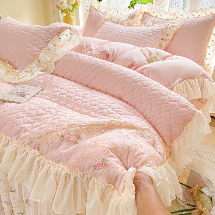 91家纺网 家纺一手货源 找家纺 罗艺轩 2025新款全棉蕾丝刺绣床裙四件套-小香玫瑰 小香玫瑰-粉色