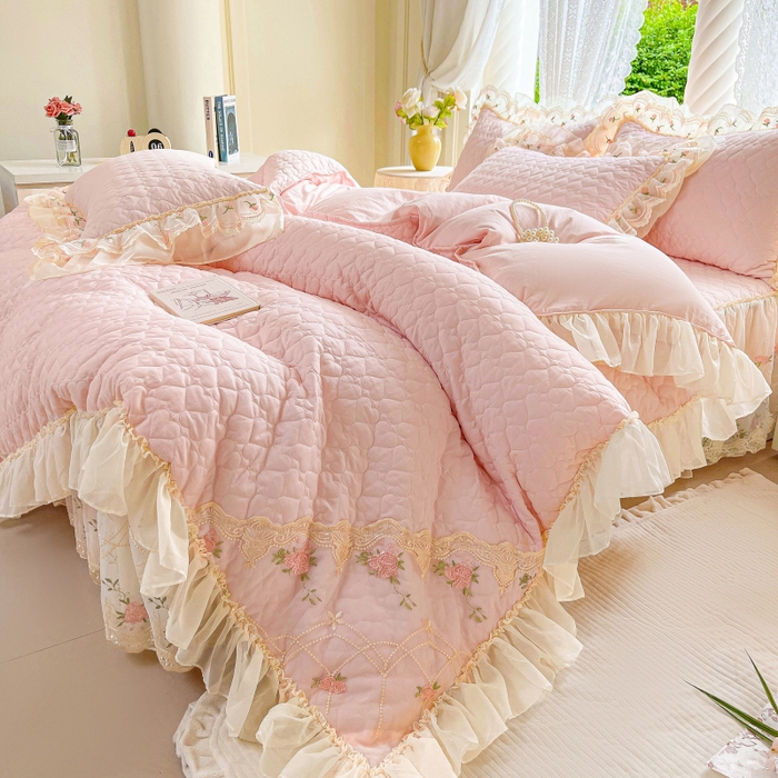 91家纺网 家纺一手货源 找家纺 罗艺轩 2025新款全棉蕾丝刺绣床裙四件套-小香玫瑰 小香玫瑰-粉色