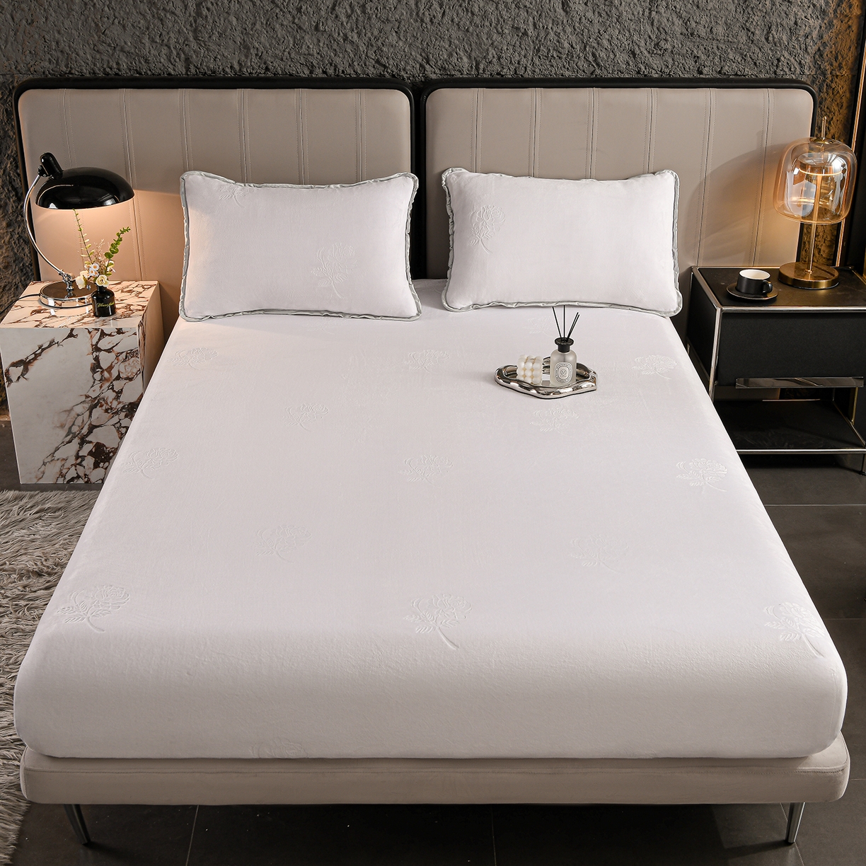 91家纺网 家纺一手货源 找家纺 （总）推推家纺 2025新款高克重雕花水晶绒压花床笠外贸