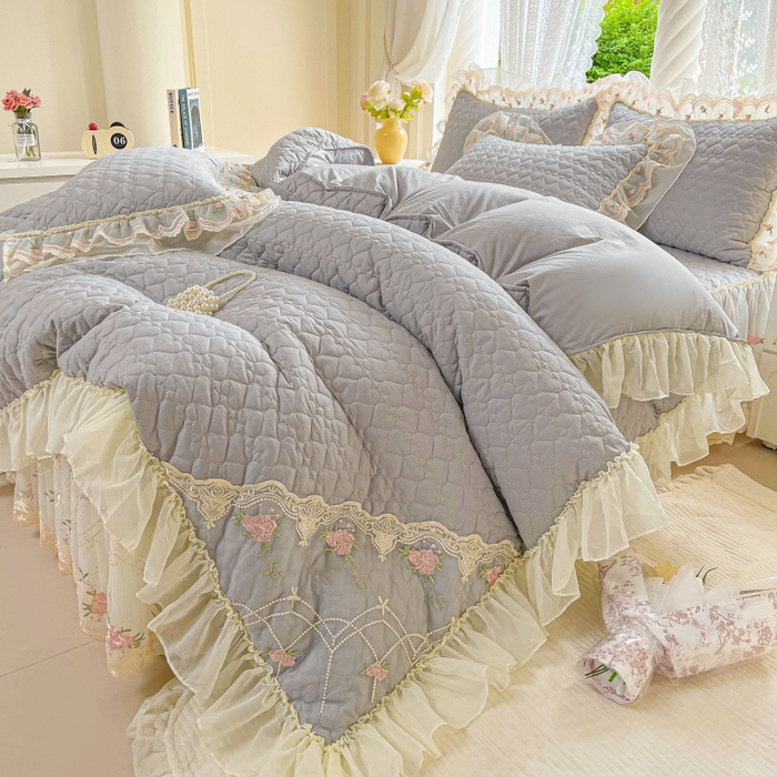 91家纺网 家纺一手货源 找家纺 罗艺轩 2025新款全棉蕾丝刺绣床裙四件套-小香玫瑰 小香玫瑰-灰色