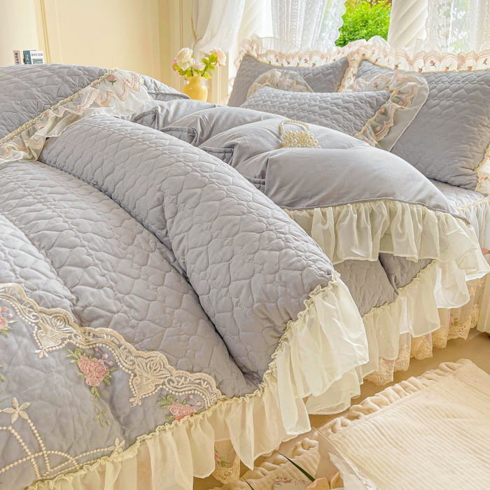 91家纺网 家纺一手货源 找家纺 罗艺轩 2025新款全棉蕾丝刺绣床裙四件套-小香玫瑰 小香玫瑰-灰色