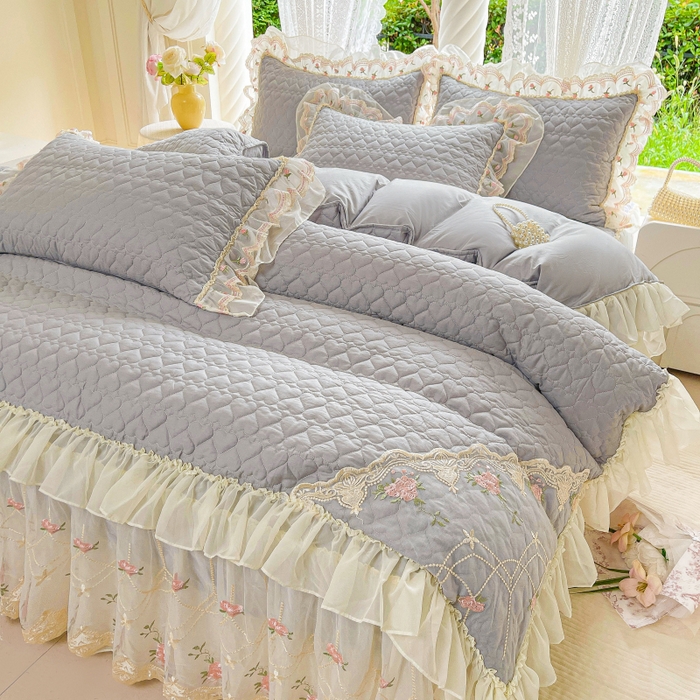 91家纺网 家纺一手货源 找家纺 罗艺轩 2025新款全棉蕾丝刺绣床裙四件套-小香玫瑰 小香玫瑰-灰色