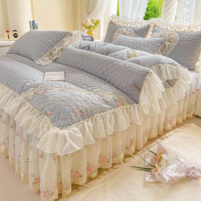 91家纺网 家纺一手货源 找家纺 罗艺轩 2025新款全棉蕾丝刺绣床裙四件套-小香玫瑰 小香玫瑰-灰色