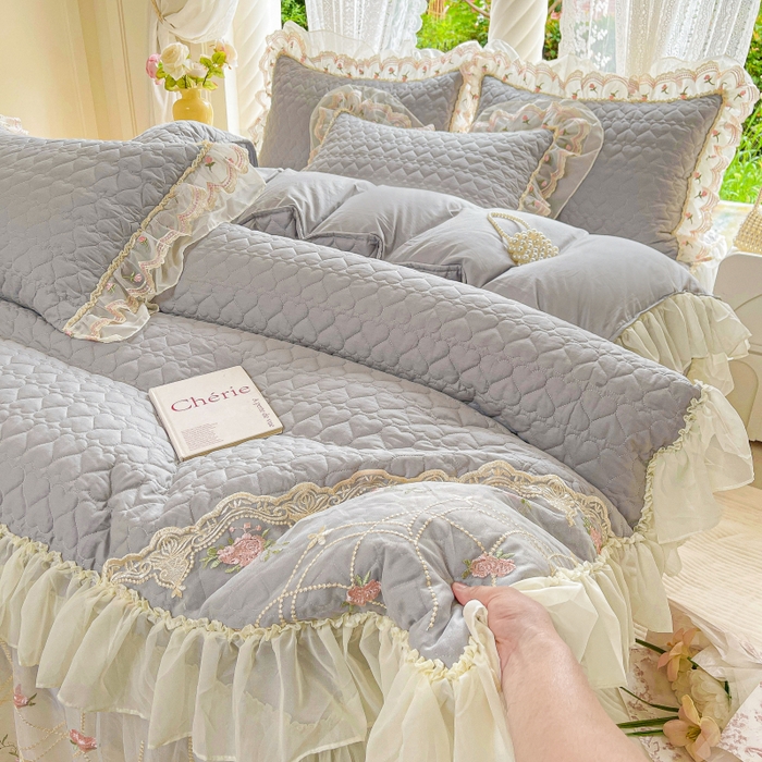 91家纺网 家纺一手货源 找家纺 罗艺轩 2025新款全棉蕾丝刺绣床裙四件套-小香玫瑰 小香玫瑰-灰色