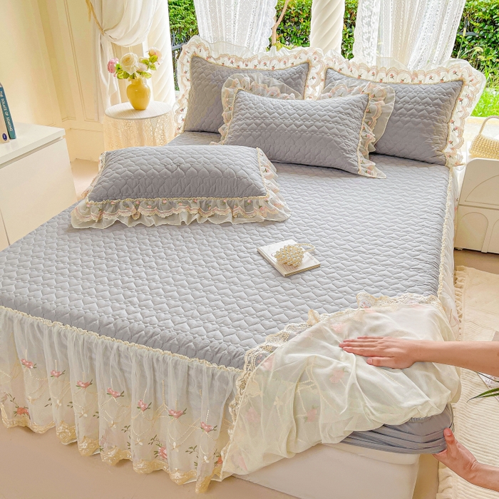 91家纺网 家纺一手货源 找家纺 罗艺轩 2025新款全棉蕾丝刺绣床裙四件套-小香玫瑰 小香玫瑰-灰色